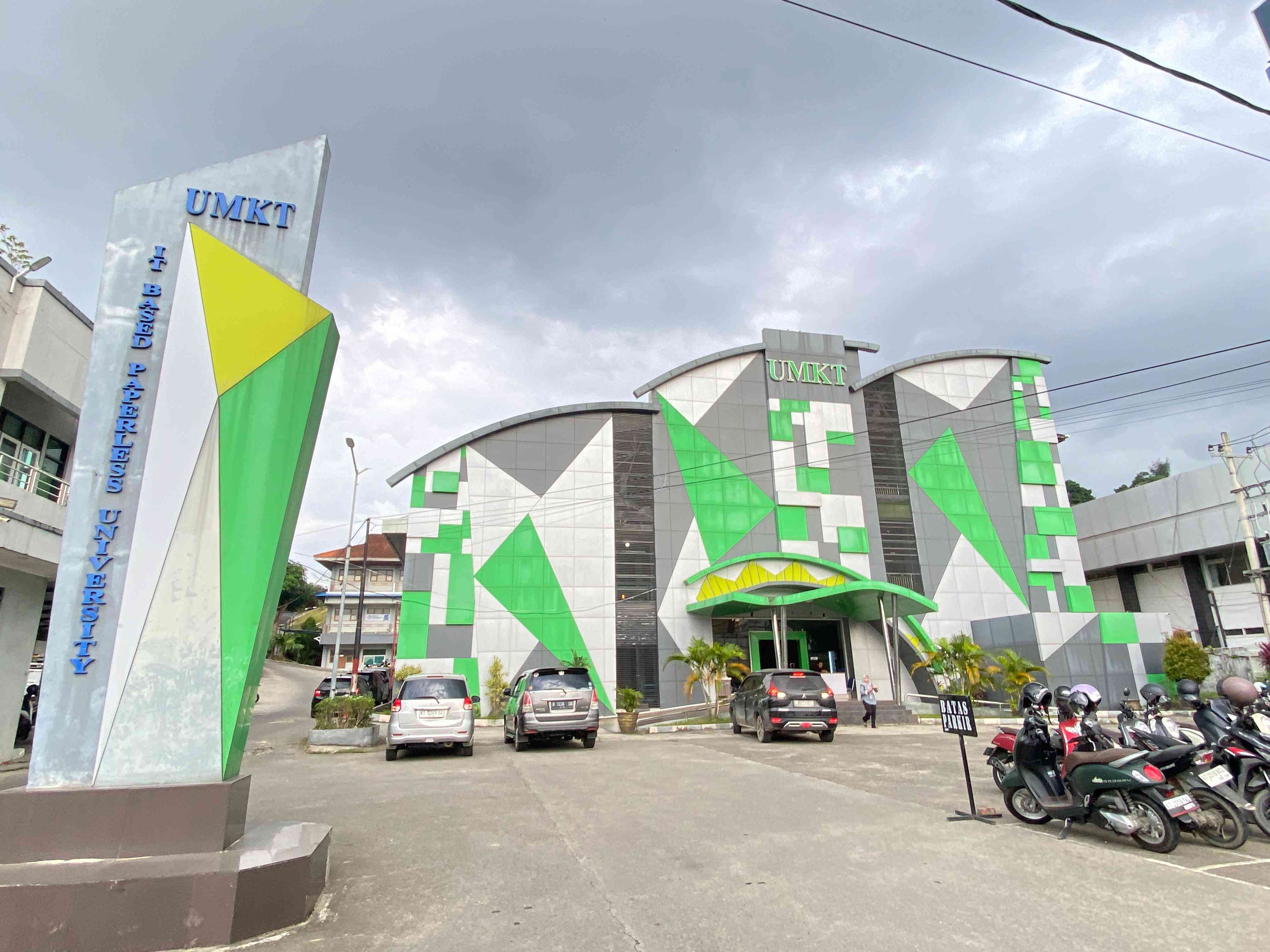 Kampus UMKT Tampak Depan