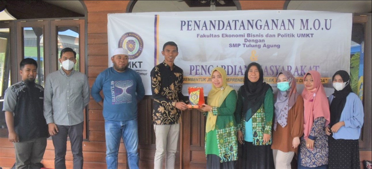Fakultas Ekonomi Bisnis dan Politik (FEBP) Universitas Muhammadiyah Kalimantan Timur (UMKT) melakukan Penandatanganan MoU Sekaligus Gelar Kegiatan Pengabdian Masyarakat di Ponpes Az-Zahra Jembayan