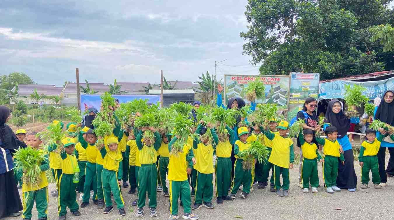 “Belajar Bertani Sejak Dini: Kegiatan Edukasi Tanaman TK Aisyiyah Bustanul Athfal 02 Tanah Grogot di Kebun Desa Tapis bersama Kelompok Tani Hijau Lestari dan Mahasiswa Agroteknologi.”
