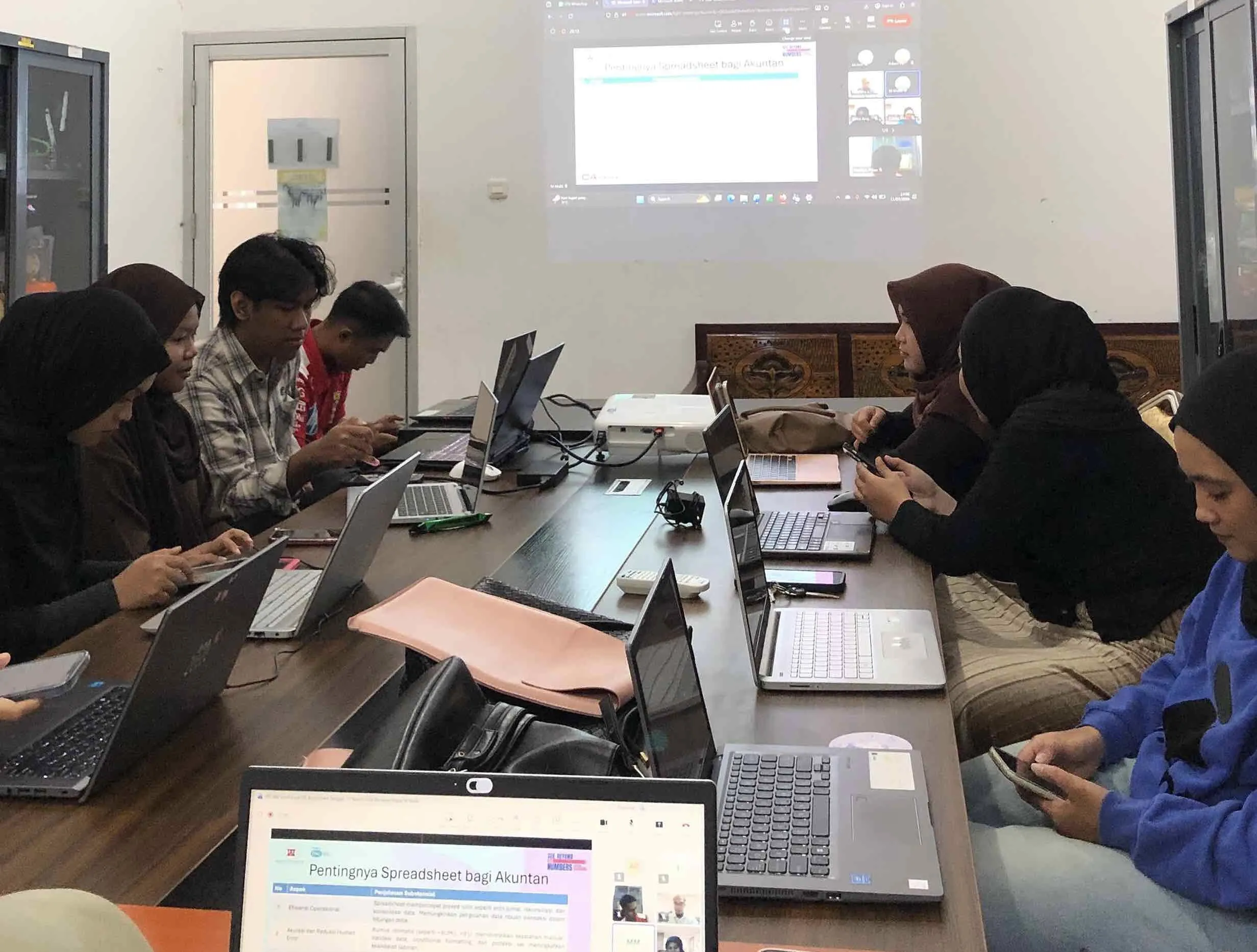 Jembatani Teori dan Praktik: Mahasiswa Akuntansi Bekali Diri dengan Keahlian Microsoft Excel Tingkat Lanjut