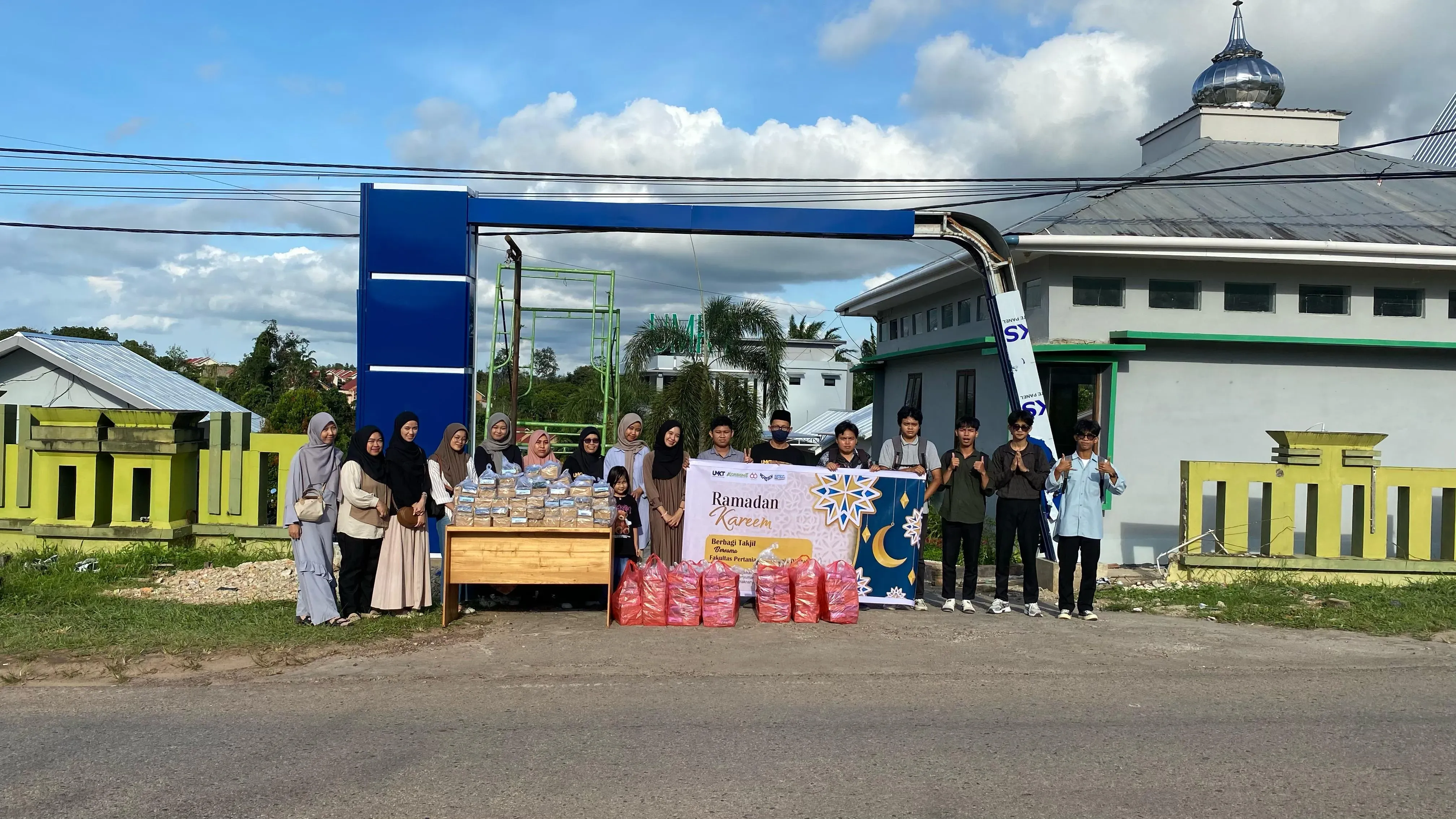 Memanfaatkan Momentum Ramadhan, Mahasiswa Dan Dosen Fakultas Pertanian Dan Bisnis Digital Berbagi Takjil ke Pengguna Jalan