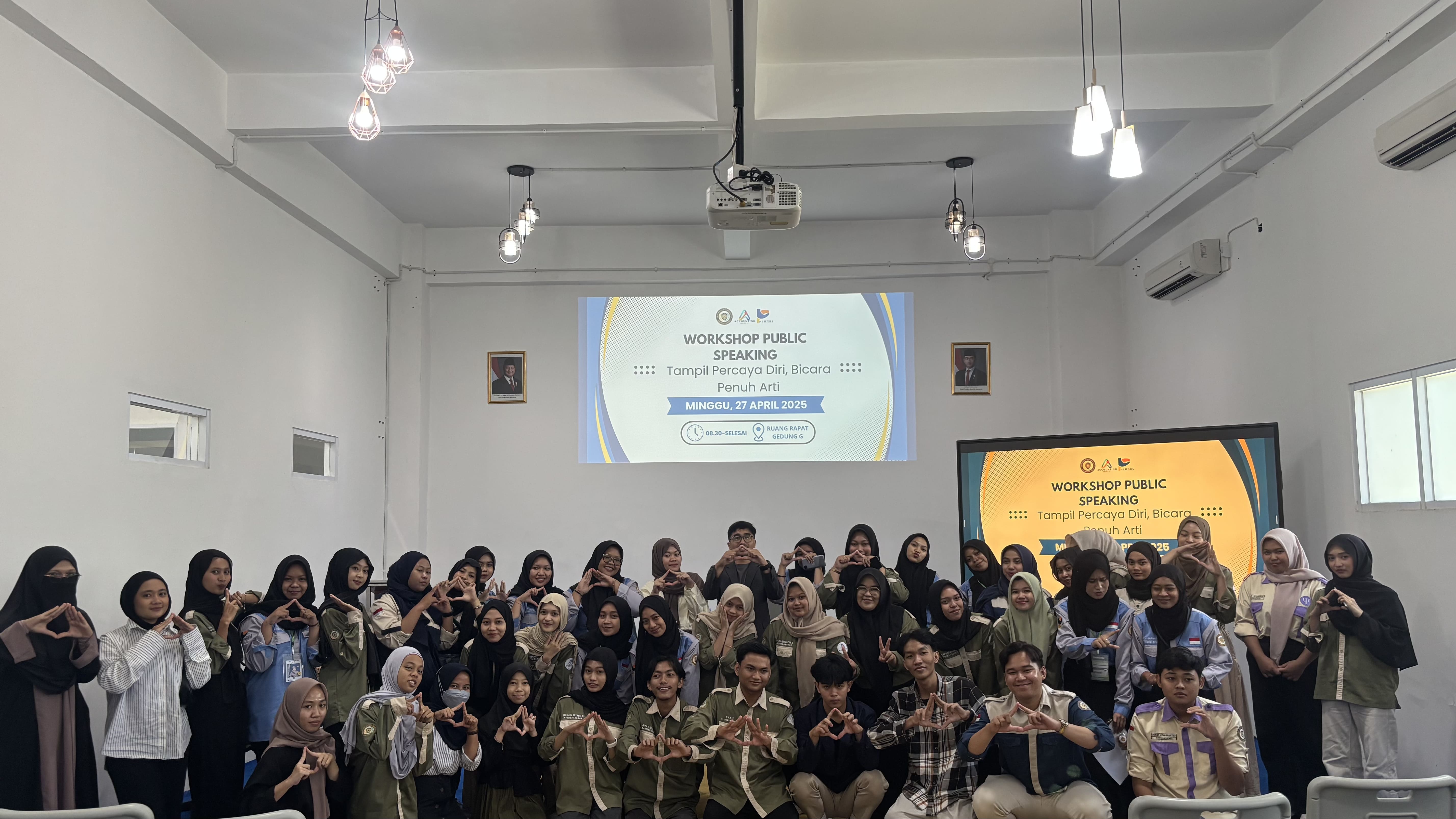 Meningkatkan Kemampuan Public Speaking Mahasiswa Melalui Pelatihan dan Praktik Bersama HIMAKU