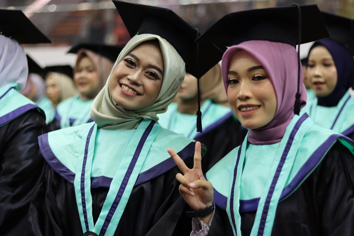 MENAKJUBKAN! 1.038 Wisudawan UMKT, Rektor: Jangan Berhenti Sampai Disini