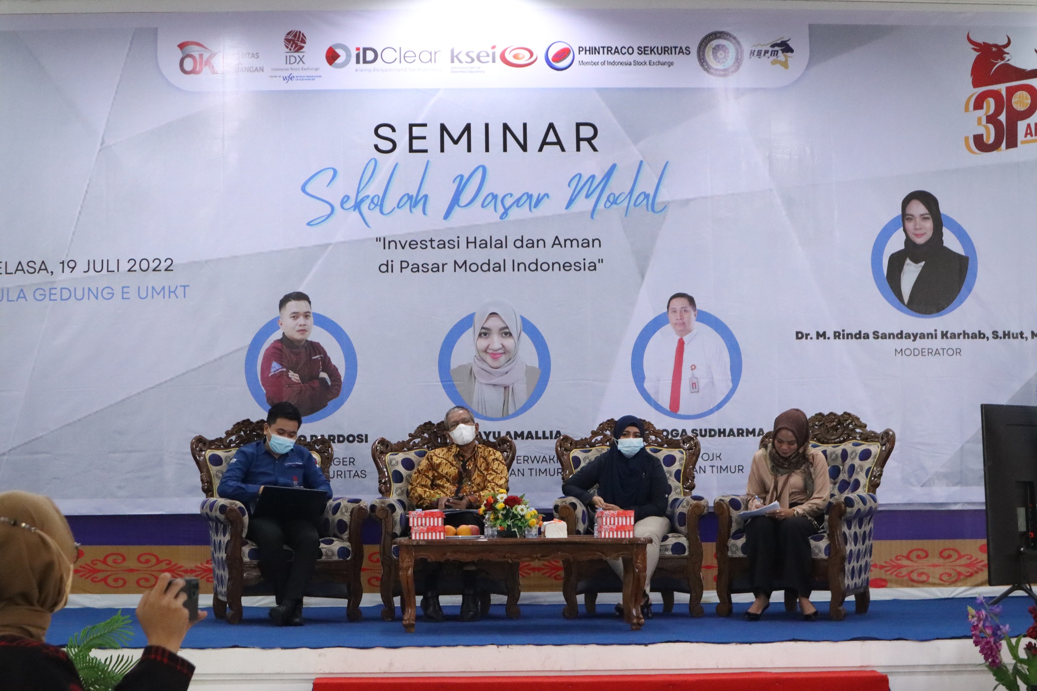 KOMITMEN! KSPM UMKT Edukasi Masyarakat Melalui Seminar Pasar Modal Syariah