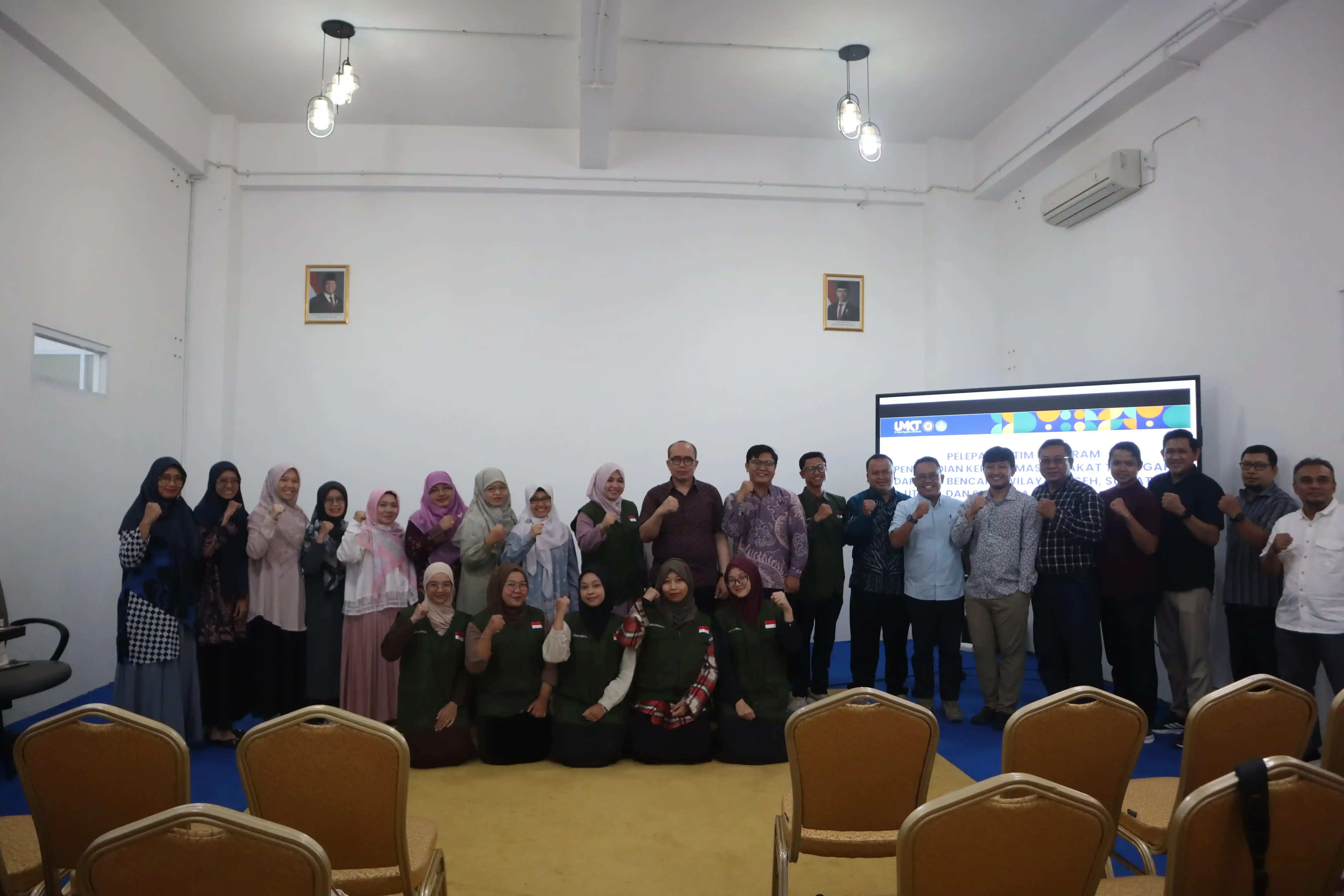 UMKT Lepas Tim Pengabdian Masyarakat Tanggap Darurat Bencana ke Aceh, Sumatera Utara, dan Sumatra Barat