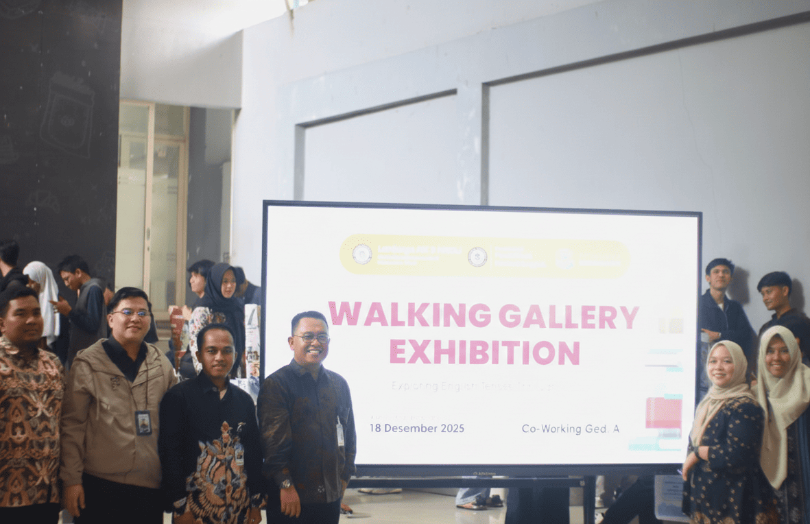 Through Walking Gallery Exhibition, UMKT Students Discovered English Tenses Practices
