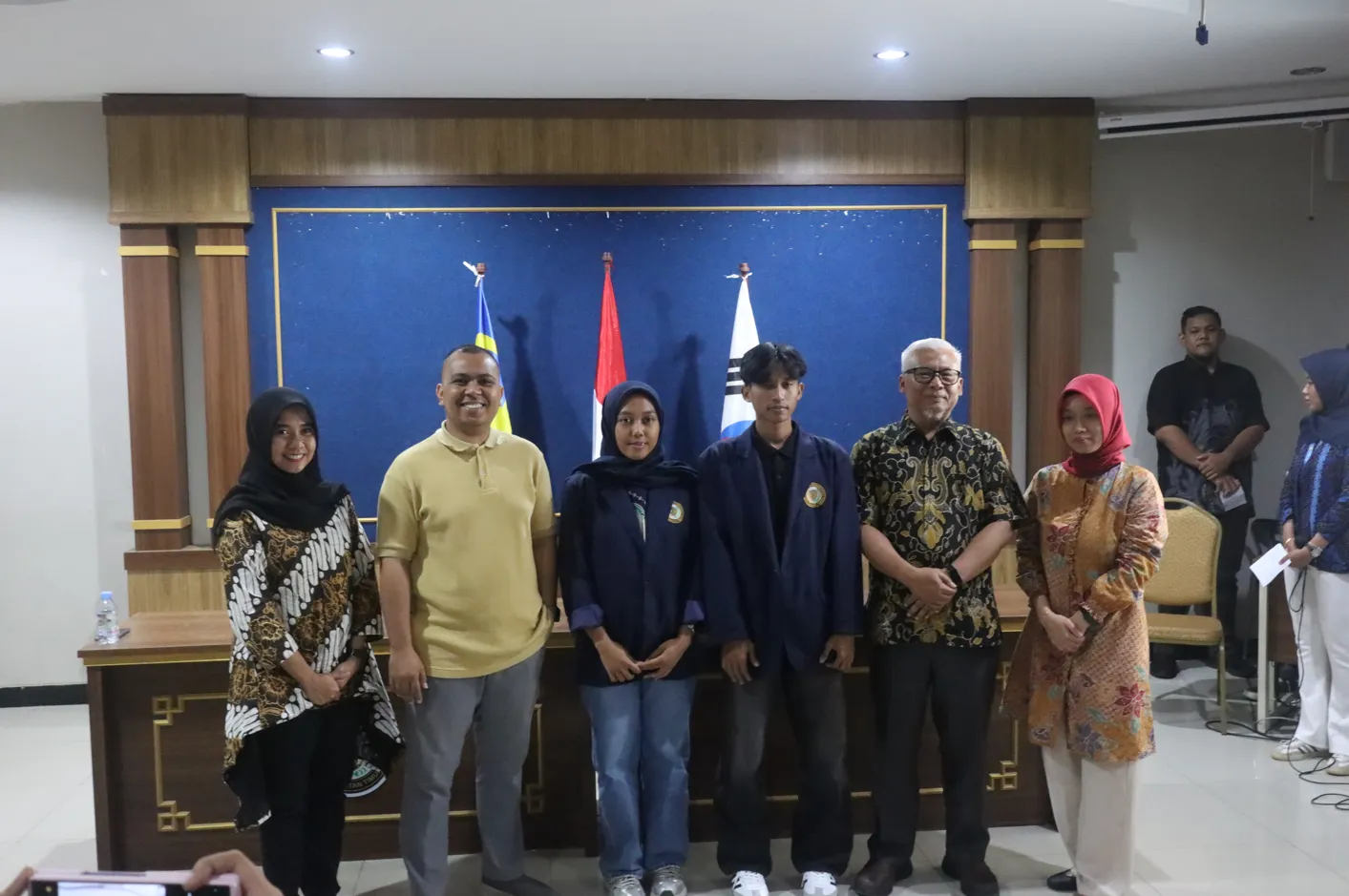 Biro Administrasi Keuangan UMKT Hadiri Pelepasan Student Mobility ke Kampus Luar Negeri