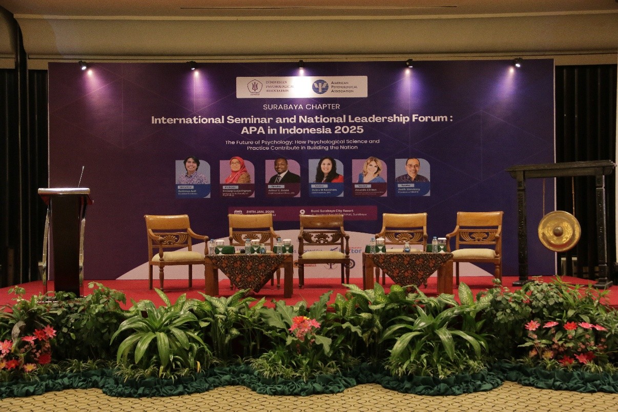 DOSEN DAN MAHASISWA PSIKOLOGI UMKT IKUTI FORUM INTERNASIONAL AMERICAN PSYCHOLOGICAL ASSOCIATION (APA) DI SURABAYA