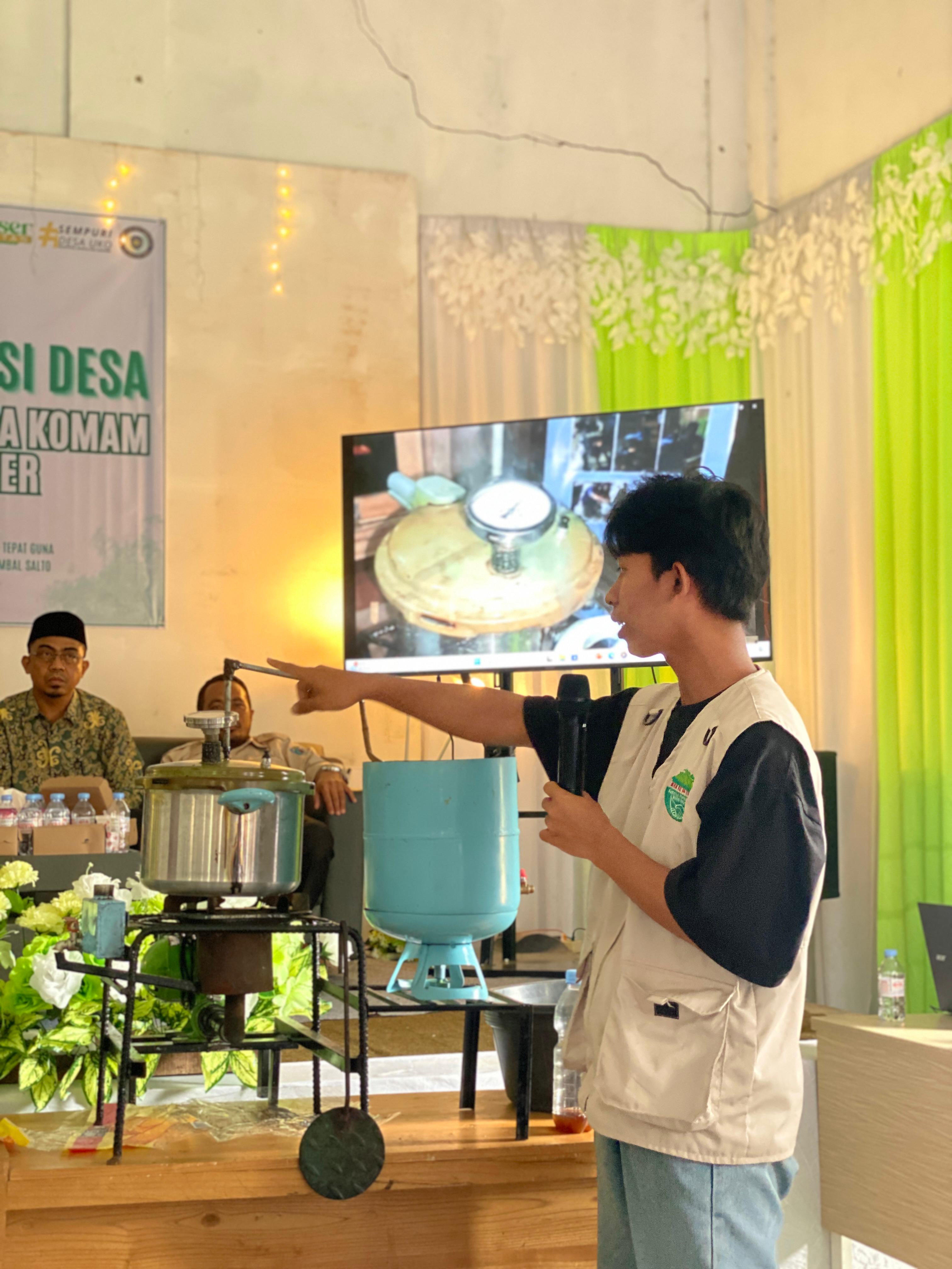 Kenalkan Pemanfaatan Teknologi Tepat Guna, UMKT Tingkatkan Kemampuan Masyarakat Muara Komam Dalam Pengelolaan Sampah