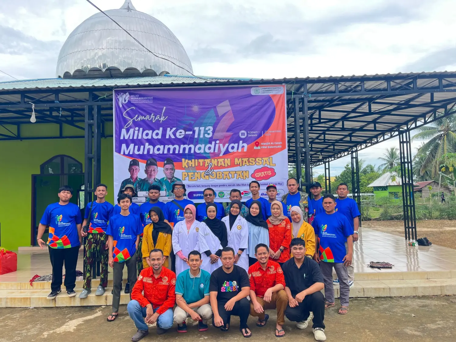 Mahasiswa Diploma IIIKeperawatan UMKT Terlibat dalam Khitan Massal dan Pengobatan Gratis di Sidomukti