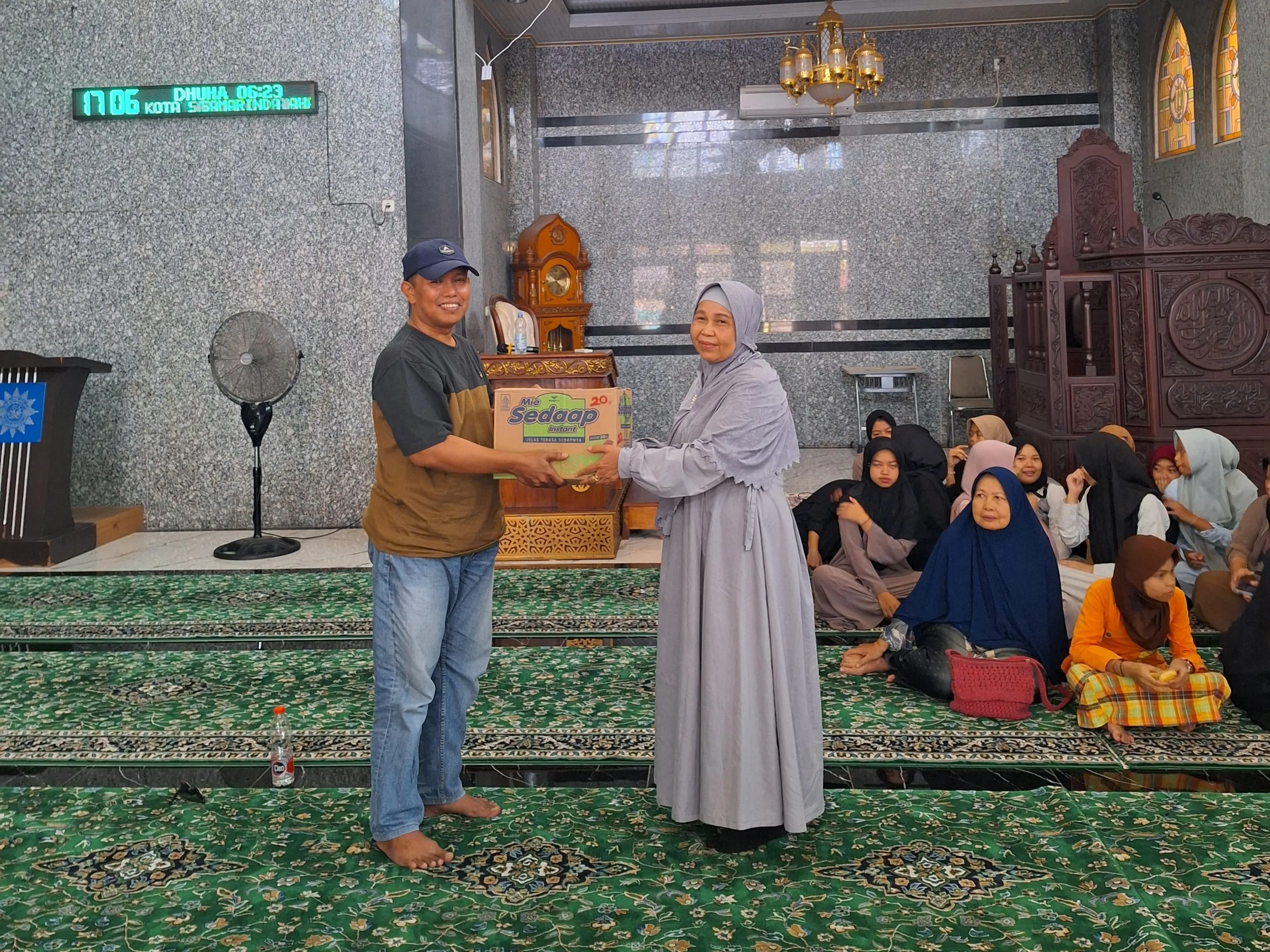 Kegiatan Mahasiswa: Penyerahan Bantuan Sembako kepada Panti Asuhan Aisyiyah di Komplek PWM Kaltim