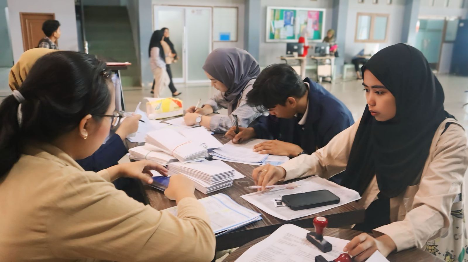 UMKT Wujudkan Impian Lewat Program KIP Kuliah : Penyerahan Rekening Mandiri Bagi Mahasiswa Penerima Beasiswa KIP Kuliah UMKT Tahun 2024