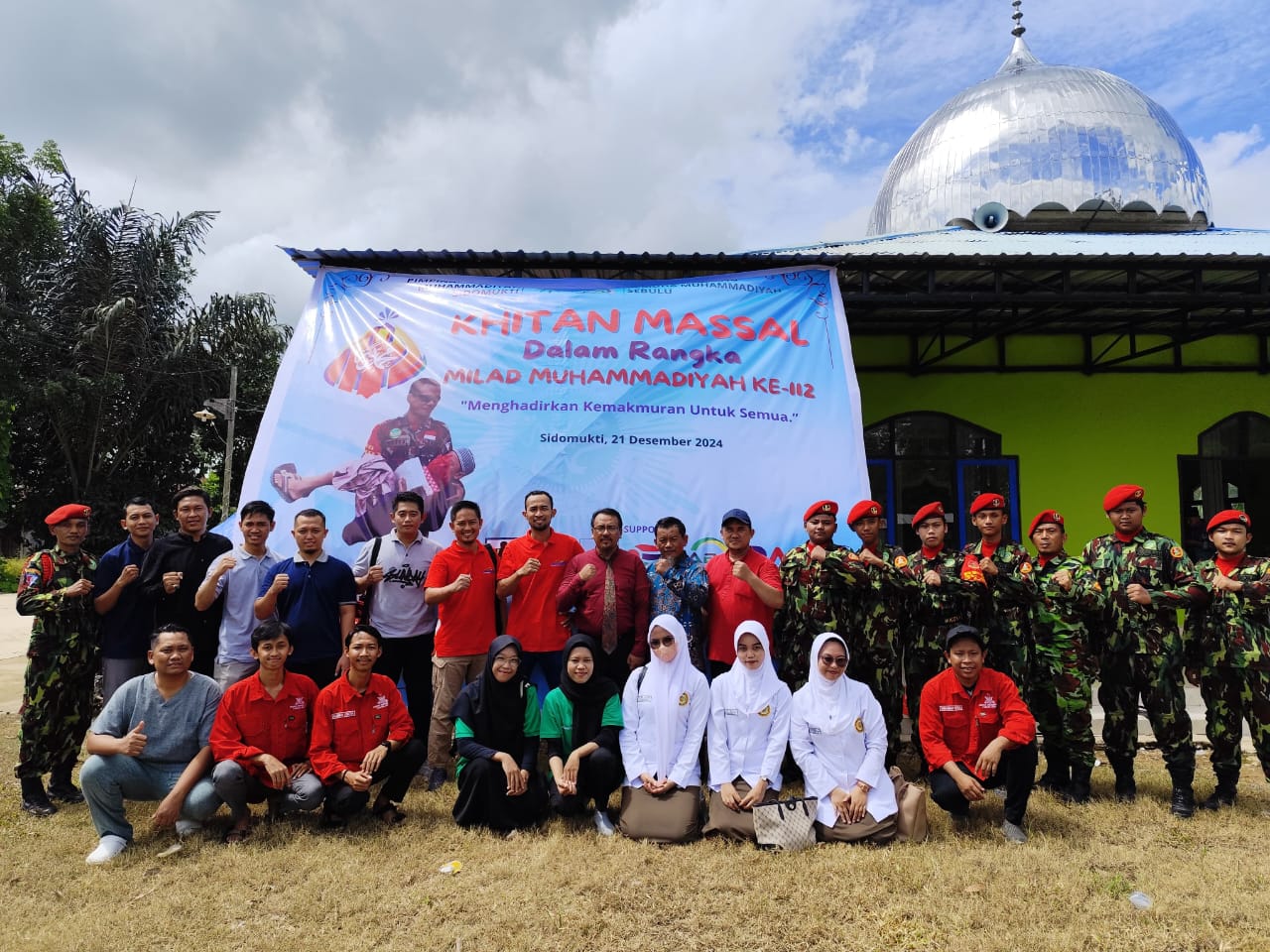 Dosen dan Mahasiswa D3 Keperawatan UMKT Laksanakan Kegiatan Khitan Massal dalam Rangka Milad Muhammadiyah ke-112