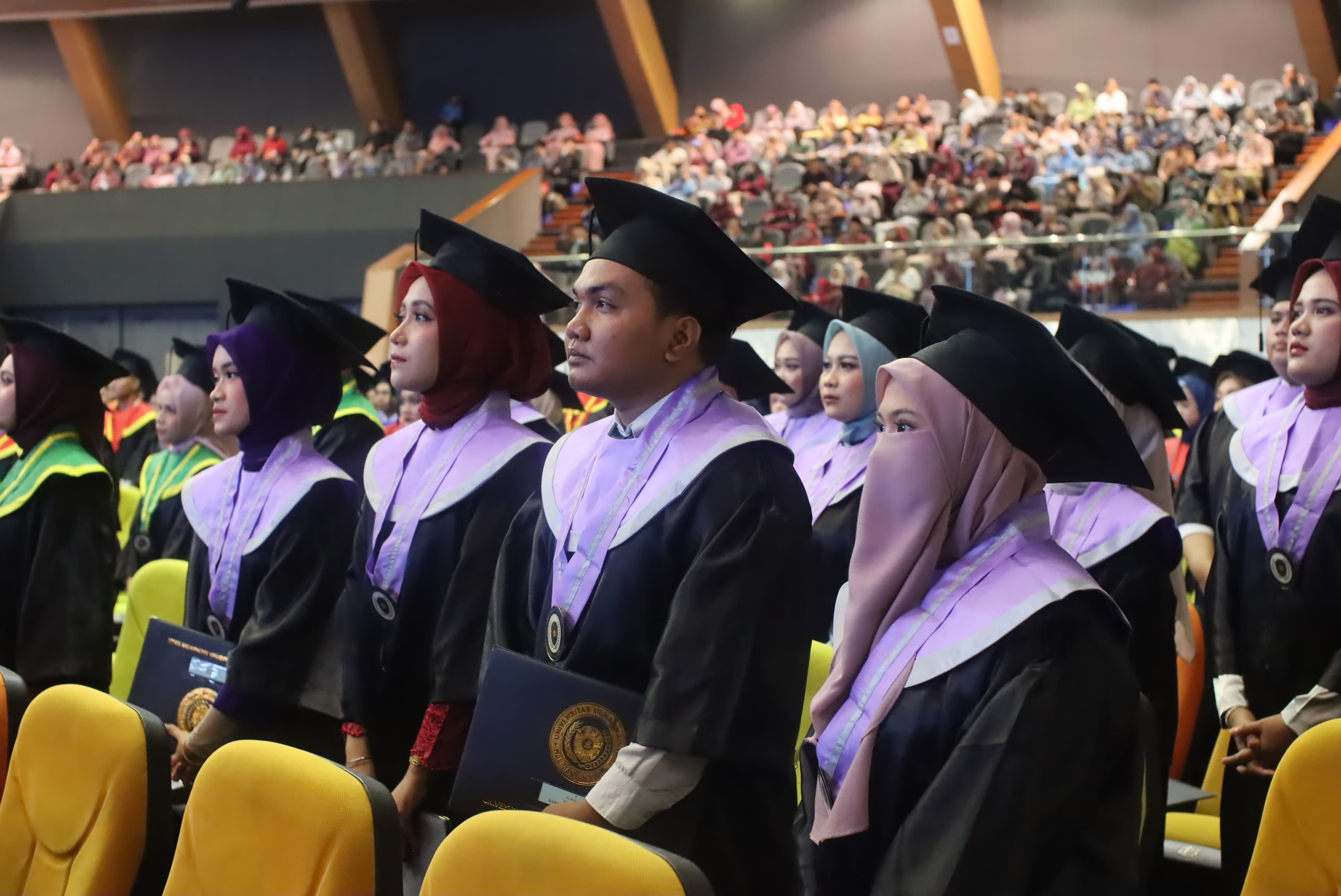 Wisuda ke-XII, UMKT Luluskan 619 Mahasiswa di Convention Hall Sempaja Samarinda dengan Penuh Kebanggaan