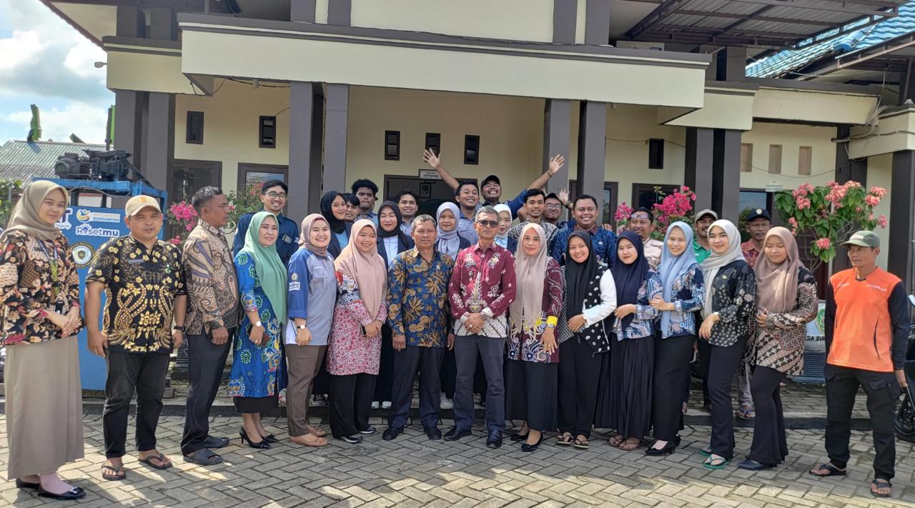 Iptek Desa Mitra Penerapan Teknologi Mesin Press Sampah Plastik di IKN