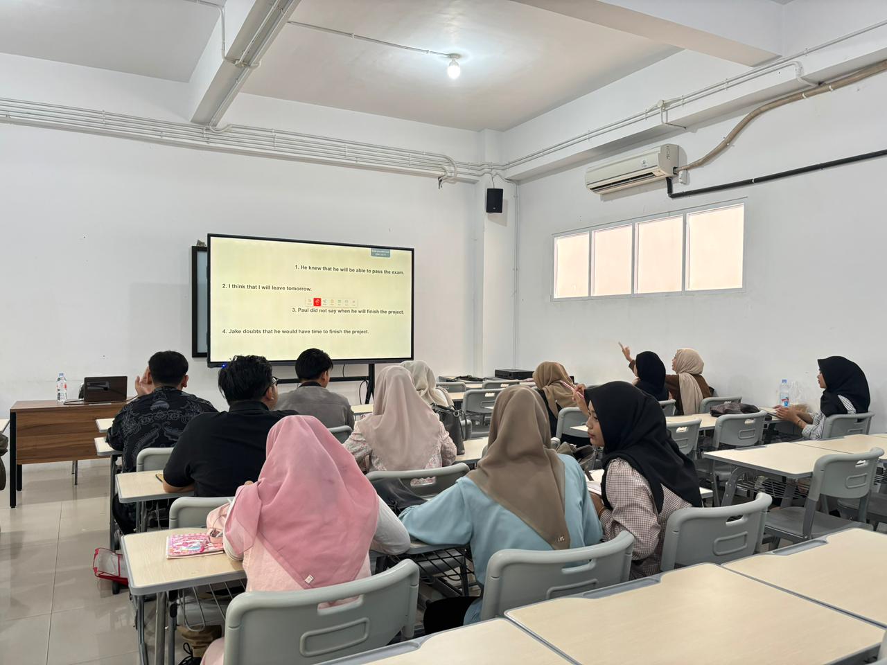 Siapkan Lulusan Berdaya Saing Global, Prodi S1 Farmasi UMKT Gelar Pembekalan TOEFL bagi Mahasiswa Semester 7