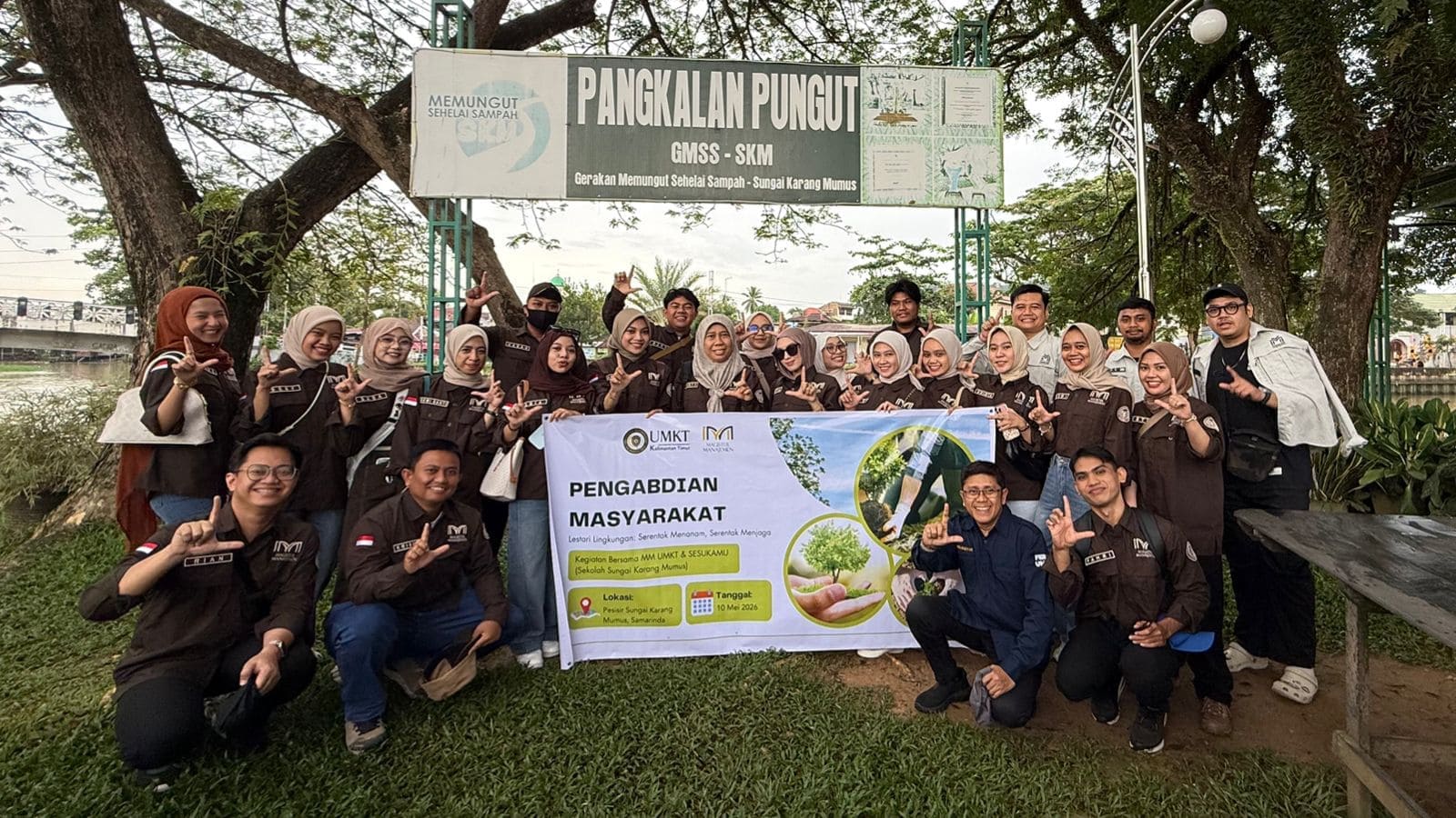 Mahasiswa MM UMKT Tanam 20 Pohon di Kawasan Sungai Karang Mumus, Wujudkan Komitmen Lestari Lingkungan