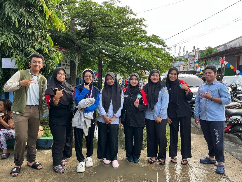 Racik Kebaikan, Tebar Manfaat! HIMAFAR dan Fakultas Farmasi UMKT Terjun ke Lokasi Banjir Bengkuring