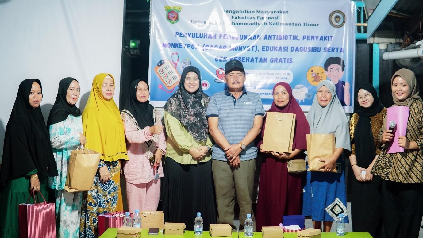 Farmasi UMKT Adakan Penyuluhan Antibiotik Bijak, Monkeypox, DAGUSIBU, dan Pemeriksaan Kesehatan Gratis di Teluk Lerong Ulu