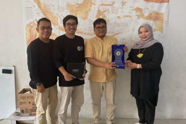 Mengajar dengan Cinta: Mahasiswa PBI & HI UMKT Kenalkan Budaya Indonesia ke Anak-Anak Imigran di Malaysia