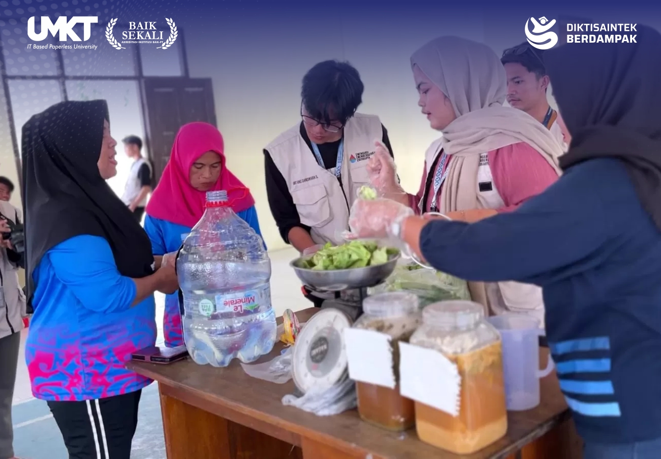 Mahasiswa KKN UMKT Gelar Praktik Lapangan, Produksi Eco Enzyme dan Ecobrick di Kampung Teluk Sulaiman