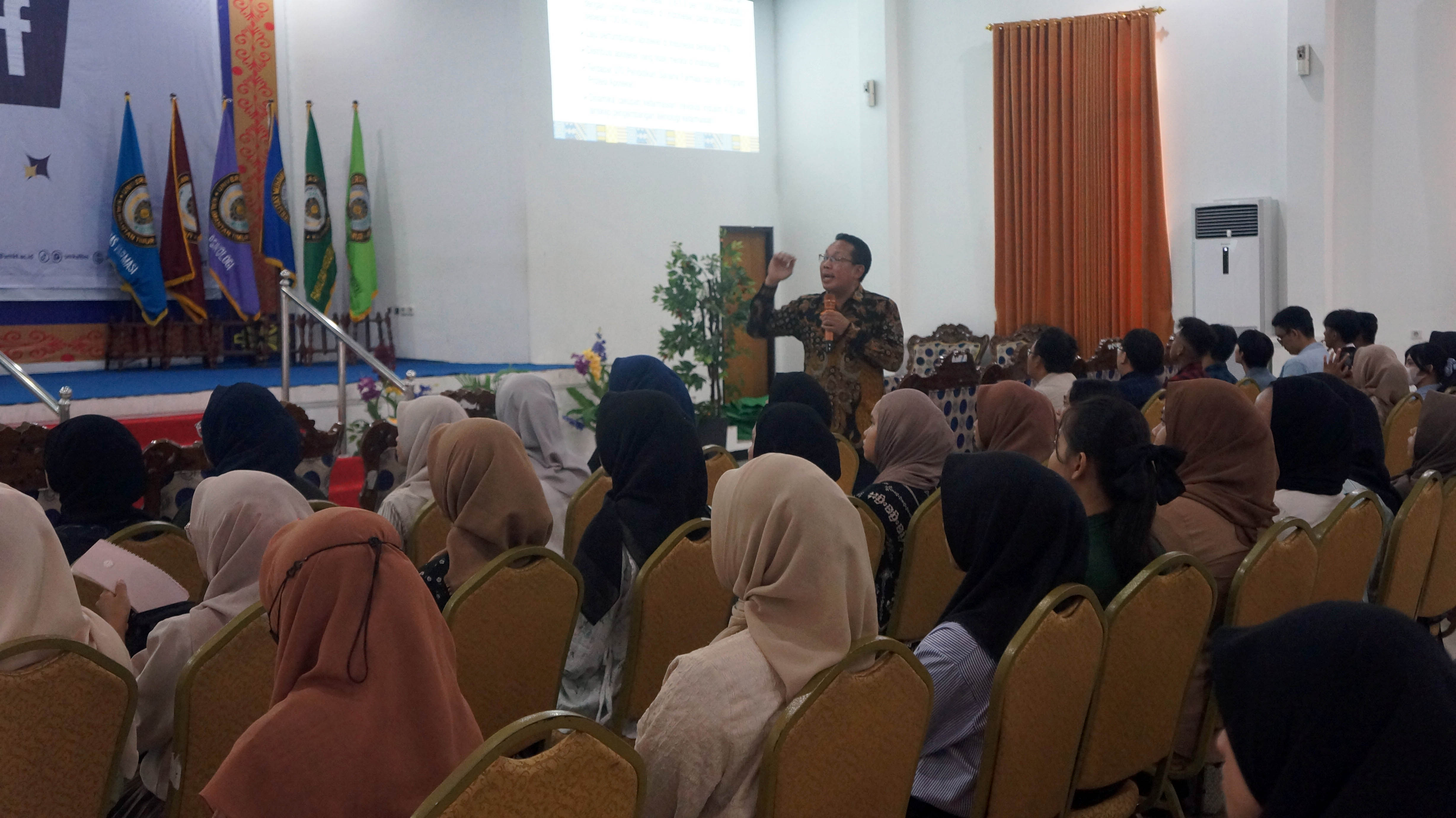 Kuliah Umum Prof. Junaidi Khotib: Karakter Belajar adalah Pondasi Menuju Apoteker yang Unggul