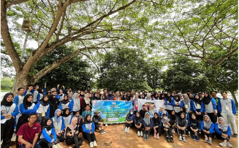 HIMAKUM UMKT : Galakan Aksi Bersih-bersih Ligkungan dalam rangkaian acara Law Fest Tahun 2024