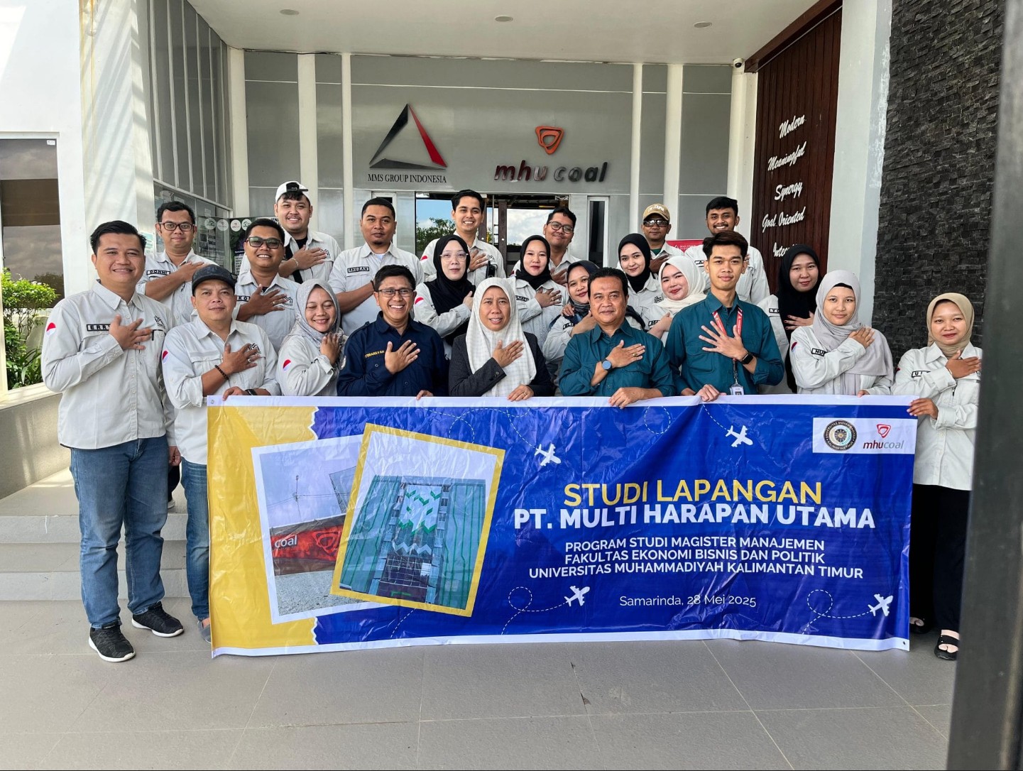 Mahasiswa Magister Manajemen UMKT Kunjungi PT Multi Harapan Utama dan Pabrik Beras Cap Tugu di Desa Loh Sumber