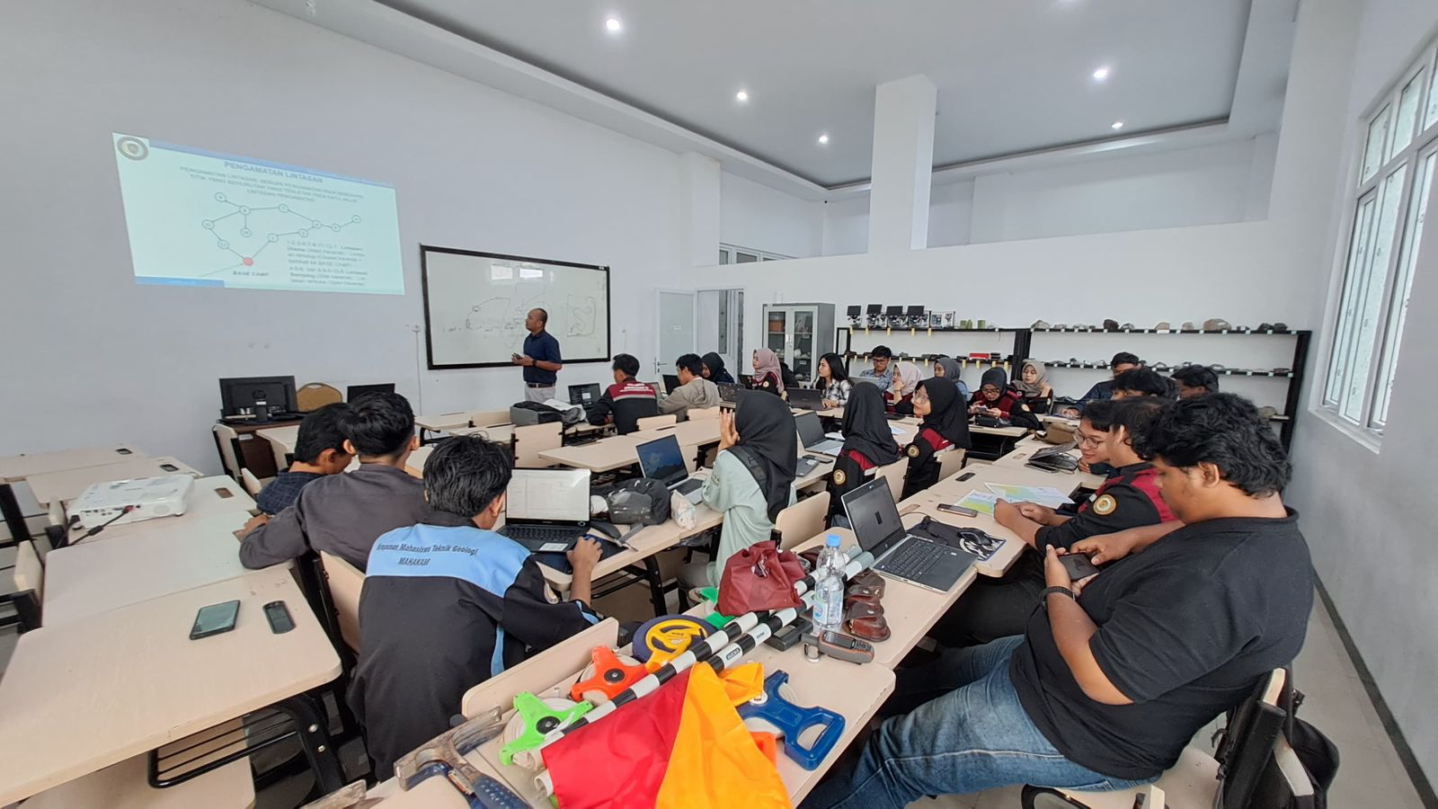 PEMBEKALAN PRA KULIAH LAPANGAN BAGI MAHASISWA TEKNIK GEOLOGI UMKT