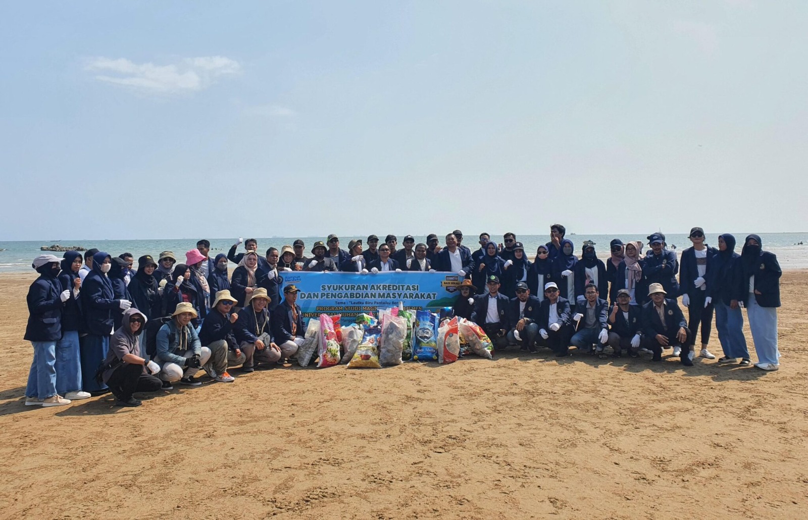 Lautku Biru, Pantaiku Bersih. Mahasiswa Prodi S2 Magister Manajemen Fakultas Ekonomi Bisnis dan Politik UMKT lakukan Pengabdian Masyarakat di Pantai Manggar Balikpapan