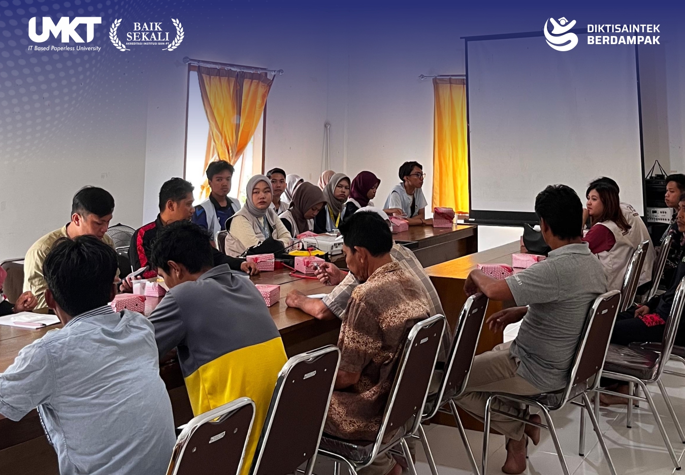 Koordinasi Gotong Royong: KKN-PMM UMKT Bersama Warga Siap Sambut Gubernur Kaltim Di Teluk Sulaiman